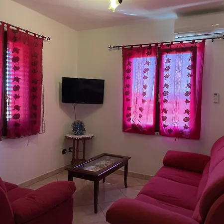 Villa-sleeps2-parking-garden-balcony-barbecue *